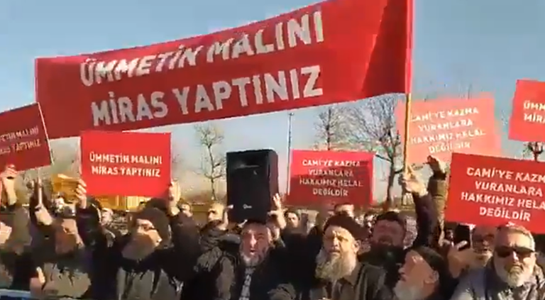 Menzil Cemaati’ndeki kavga sokağa taştı: “Ümmetin malını miras yaptınız”