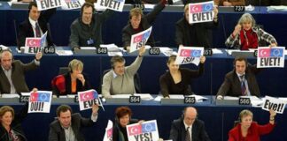 Silâhsız Kürtlerin silâha ve silâhlı Kürtlere gösterdiği ilk kart sarıydı: 2004