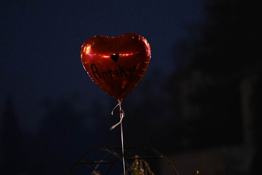 kalp, dış mekan, kırmızı, balon içeren bir resim

Açıklama otomatik olarak oluşturuldu