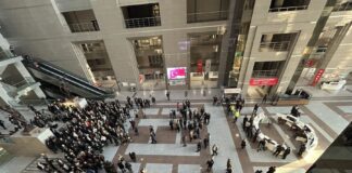 Mahkeme, İstanbul Barosu yönetimini düşürme kararı verdi Adliye içinde toplanan avukatlar kararı protesto etti.