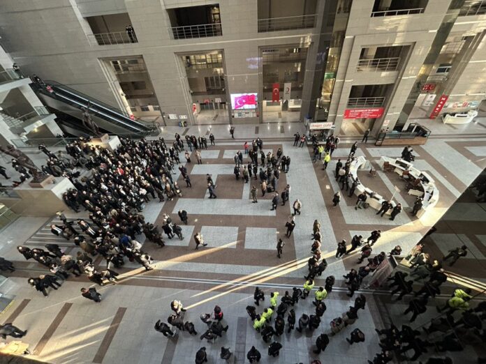 Adliye içinde toplanan avukatlar kararı protesto etti.