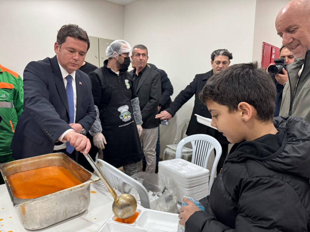Osmangazi Belediye Başkanı Erkan Aydın, iftar yemeği dağıttı.