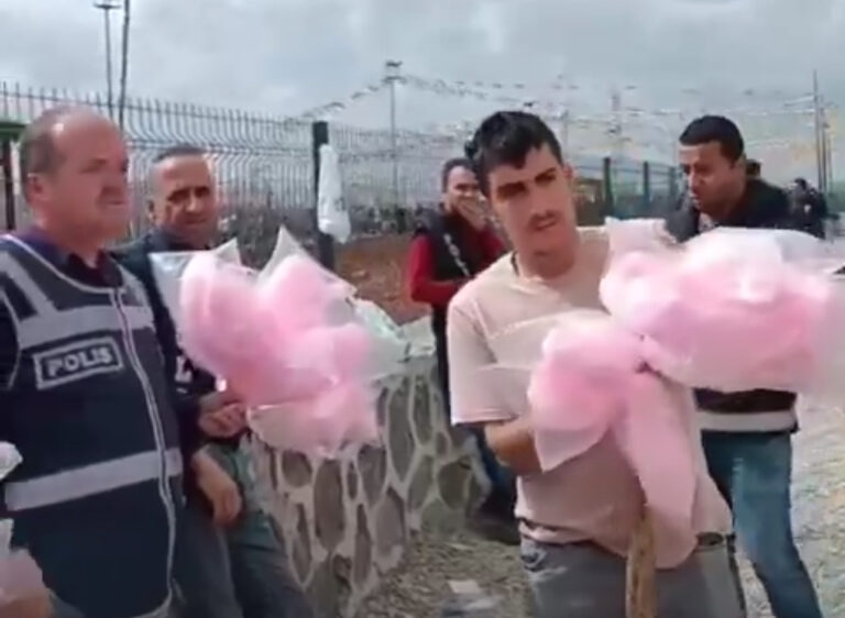 Mansur Yavaş’ın rahatsız olduğu pamuk şeker olayı: “Polis memuru, hepsini engelli satıcıdan alıp dağıtıyor”