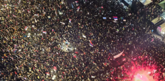 Sırplar pes etmiyor: Ülke tarihinin en kalabalık protestosu