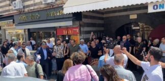 Diyarbakır Ulu Camii önünde barış halayı: Sezgin Tanrıkulu halay başı