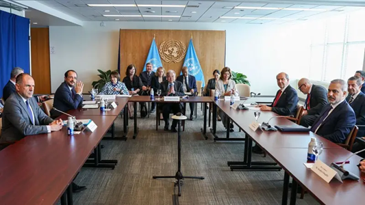 New York'taki toplantıya BM Genel Sekreteri Antonio Guterres, Dışişleri Bakanı Hakan Fidan, Kıbrıs'taki Türk yönetimi lideri Ersin Tatar, Yunanistan Dışişleri Bakanı Yorgo Gerapetritis ve Kıbrıs Cumhurbaşkanı Nikos Christodoulides katıldı. Diğer garantör İngiltere ise Avrupa ve Amerika'dan sorumlu Devlet Bakanı Stephen Doughty tarafından temsil edildi.