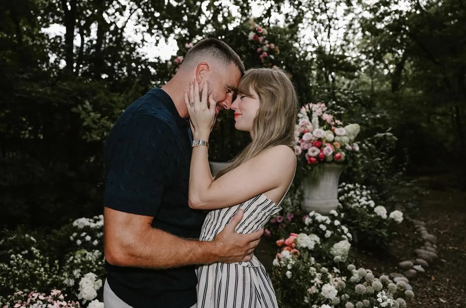 Taylor Swift ve Travis Kelce nişanlandı: “İngilizce öğretmeniniz ve beden eğitimi öğretmeniniz evleniyor”