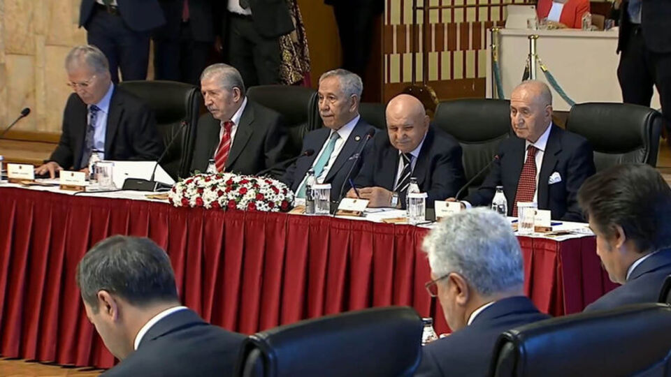 Komisyonda eski Meclis başkanları konuşuyor: MHP’li Ömer İzgi’den vatandaşlık maddesi çıkışı