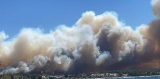 Çanakkale’de yangın büyüyor: Boğaz, havalimanı ve kara yolu kapatıldı, deniz yoluyla tahliye yapılıyor