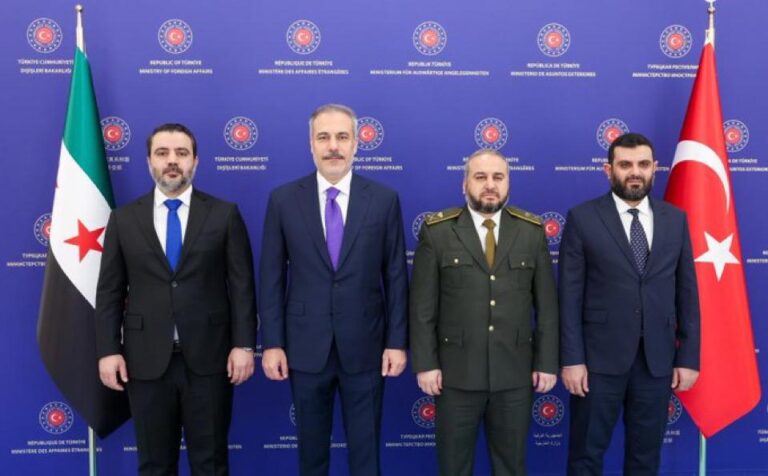 SDG-Şam diplomasisi hızlandı. Hakan Fidan’dan SDG’ye sert mesajlar: “Sizi ne ilgilendiriyor? İsrail’in maşası olmak mı?”