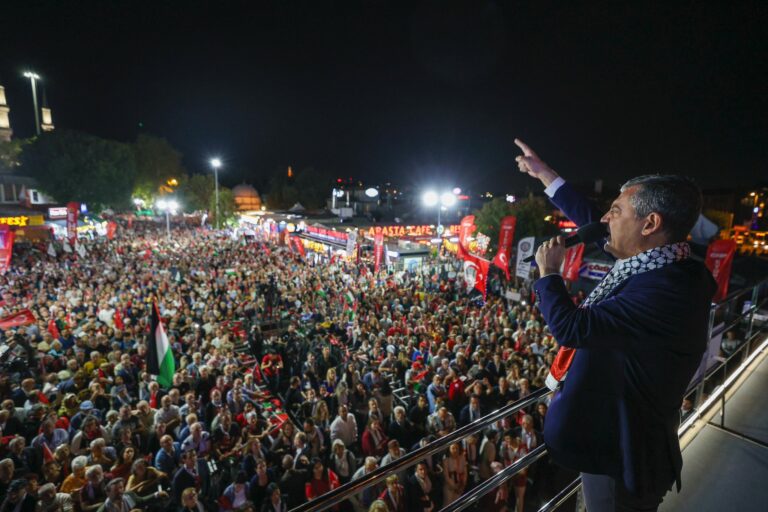 CHP Eyüpsultan’da “Özgür Filistin” mitingi yapıyor