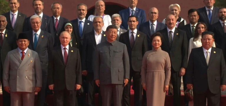 Çin’den Tiananmen’de dev askeri geçit töreni. Xi, Putin ve Kim’le yan yana izledi. Trump: Putin ve Kim’e selam söyle