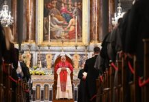 Papa’nın İstanbul’daki ayinde Katolik cemaatiyle buluştu