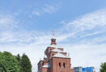 Kilise, dikdörtgen ve akıllı telefon