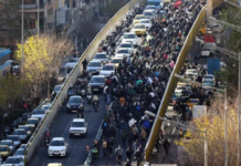 İran’da enflasyon protestoları yayılıyor: “Diktatöre ölüm” sloganları atılıyor