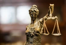 Adalet olmadan hürriyet de demokrasi de olmaz