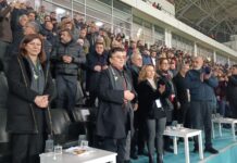 Bu kez tribünler “Leyla Zana onurumuzdur” diye bağırdı