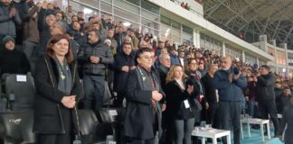 Bu kez tribünler “Leyla Zana onurumuzdur” diye bağırdı