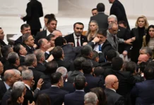 Bütçe kabul edildi: AK Parti ve CHP’li vekiller 10 dakika yumruklaştı