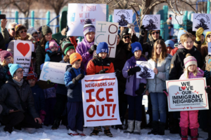 Buzda ateş dansı: Dünyanın Trump’a yapamadığını Minnesotalı anneler nasıl başardı?