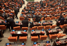 Siyasetçi kalmak zorunda mıyız?