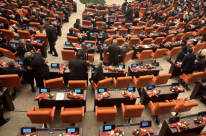 Siyasetçi kalmak zorunda mıyız?