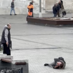 Mısır Çarşısı önünde dehşet: Ağır yaralayıp başında bekledi