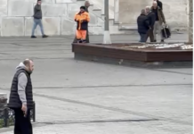 Mısır Çarşısı önünde dehşet: Ağır yaralayıp başında bekledi