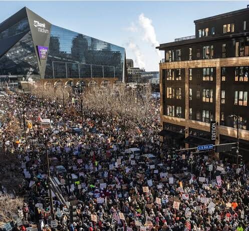 Minnesota’da yüz binlerce kişi, ICE’nin gitmesi için -23 derece havada yürüdü