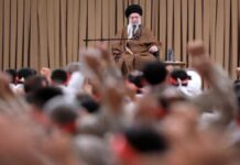 Hameney, Trump’a “herif” dedi, Firavun’un, Nemrut’un, Şah’ın sonunu hatırlattı: “O da devrilecek”