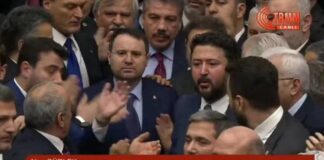 Akın Gürlek, protestolar arasında ve AK Partililerin korumasında yemin etti