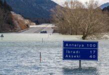 38 yıl önce göl olan polye ovanın ortasından geçirilen Konya-Antalya karayolu yağışlarla sular altında kaldı