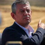 Özgür Özel, gazeteci Alican Uludağ’ı Silivri’de ziyaret etti