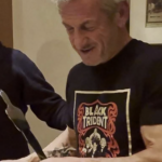 Töreni bırakıp Kiev’e gitmişti: Sean Penn’e füze ile vurulmuş vagondan yapılan Oscar verildi