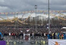 Diyarbakır’da Newroz günü. Öcalan’ın mesajı okundu: “Hegemonik güçlere fırsat vermeyelim”