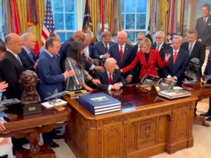 Haç gölgesinde güç kutsaması: Trump’ın dua şovu ve ABD başkanlarının kutsama törenleri