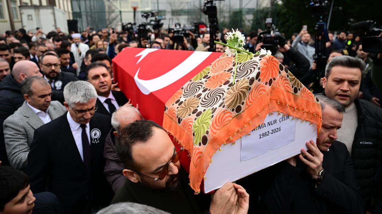 Öğrencisi tarafından öldürülen öğretmen Fatma Nur Çelik son yolculuğuna uğurlandı