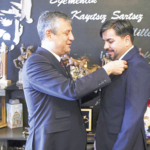 CHP’den ‘Arif Kocabıyık’ açıklaması: Özgür Özel’in rozet taktığı ismin üyelik işlemleri durduruldu