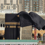 Hac mevsiminin yaklaşması nedeniyle Kâbe ve örtüsünün bakımı yapıldı.