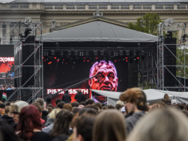 Macaristan’da onbinler Budapeşte’deki hükümet karşıtı konserde toplandı
