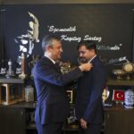 Sokak röportajcısı Arif Kocabıyık CHP’ye üye oldu: Rozetini Özel taktı