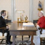 Fahrettin Altun Papa’ya güven mektubu sundu