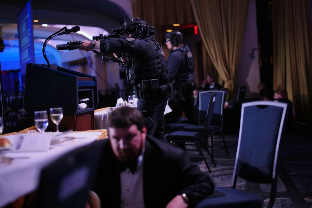 Trump’ın katıldığı gazeteciler yemeğinde silahlı saldırı girişimi: Saldırgan öğretmen çıktı