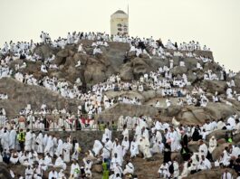 Milyonlarca hacı adayı Arafat’ta toplandı