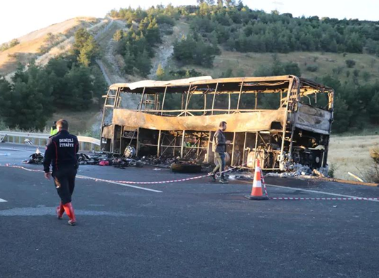 Denizli’de katliam gibi kaza: Otobüs bariyerlere çarpttı, yangın çıktı 8 kişi can verdi