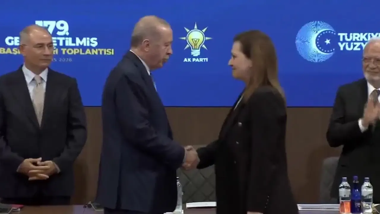 Cumhurbaşkanı Erdoğan, rozetleri taktı: Burcu Köksal ve Veysel Topçu, CHP’den Ak Parti’ye geçti
