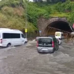 Bir anda bastıran yağmur yolları ve tünelleri göle çevirdi: İstanbul’a kuvvetli sağanak geliyor