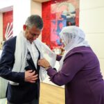 Barış Anneleri’nden CHP’ye ziyaret: Özel’e beyaz tülbent hediye edildi