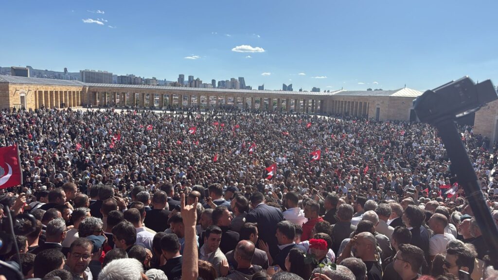 Kılıçdaroğlu “CHP’deki ‘FETÖ’cüler” için özür diledi, Özel Anıtkabir’e yürüdü