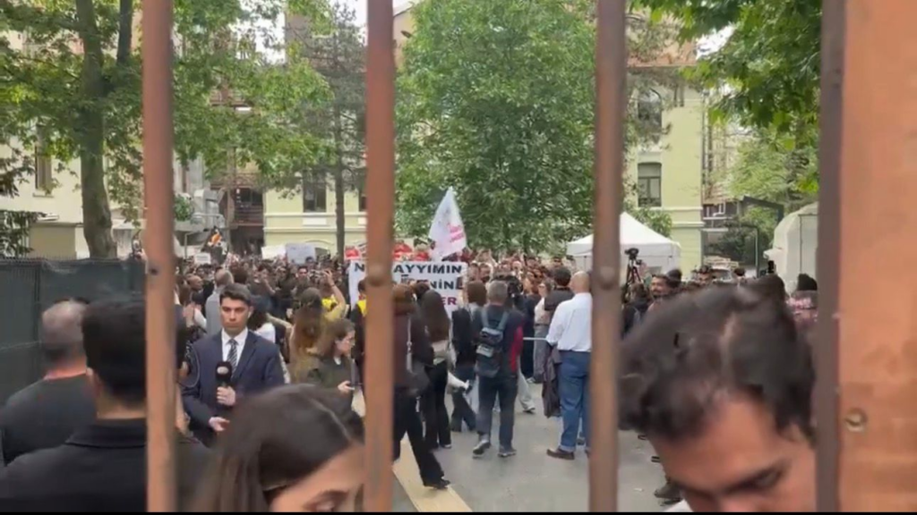 Bilgi’de gece yarısı kapatma kararına karşı öğrenciler eylemde